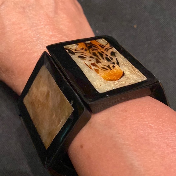 Stretch Elastic Resin Boho Bracelet with mother of pearl and giraffe design - Picture 4 of 9